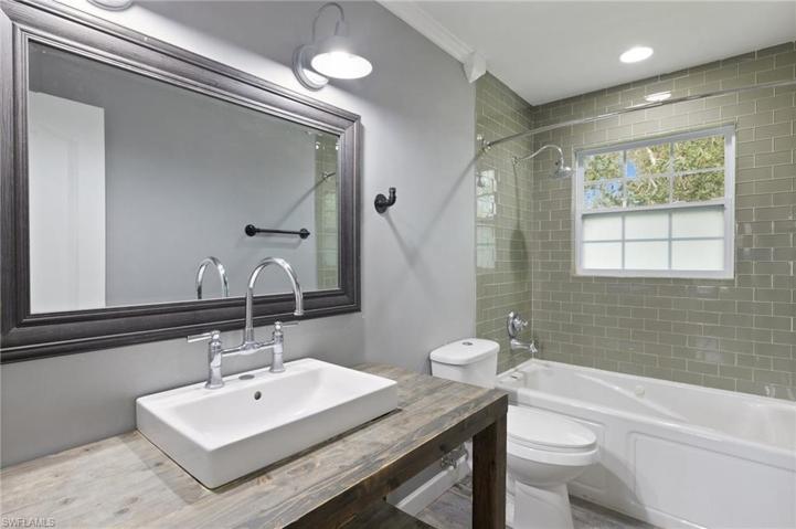 Main bathroom/ Jetted tub.