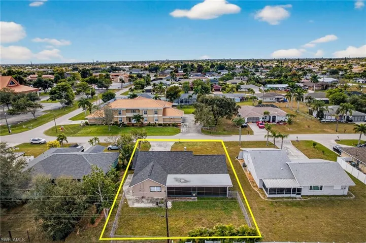 Aerial view of residential area featuring property parcel outlined