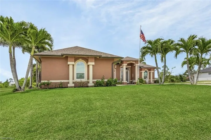 View of front of house featuring a front yard