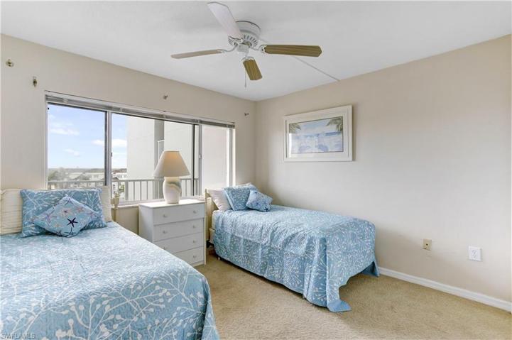 Guest bedroom with Sunrise Views!