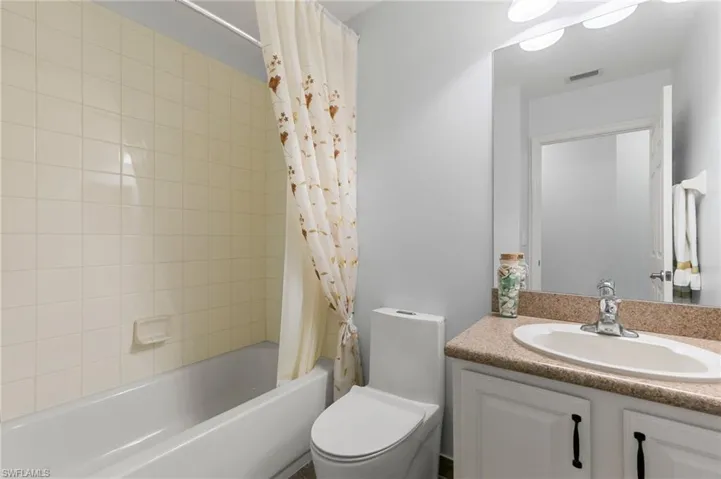 Guest full bathroom.