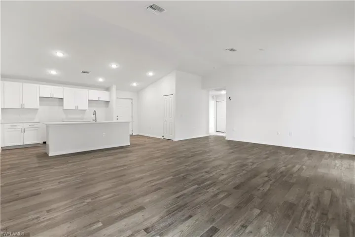 Primary bath / Dual sinks / Quartz countertops