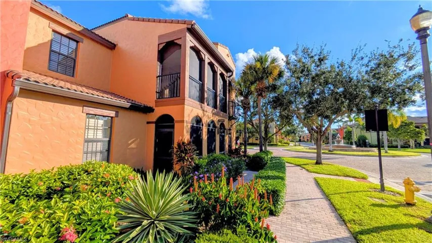 9081  Albion S LN, Naples, FL 34113