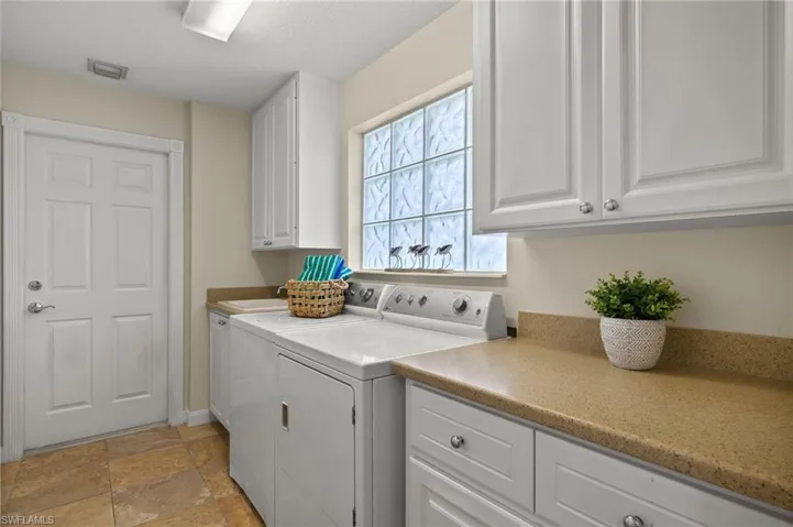 Laundry w/Lots Of Storage