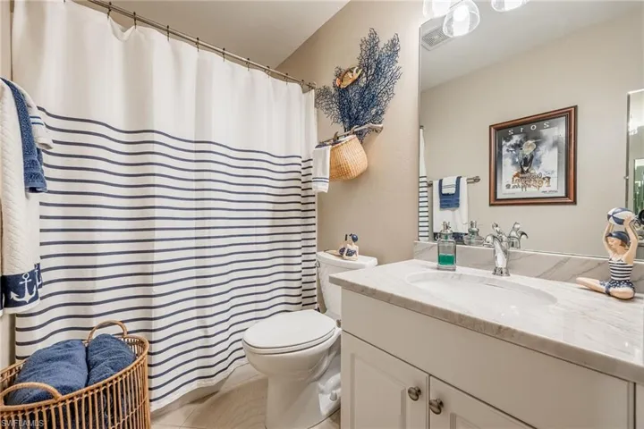 Guest bathroom with tub/shower combination