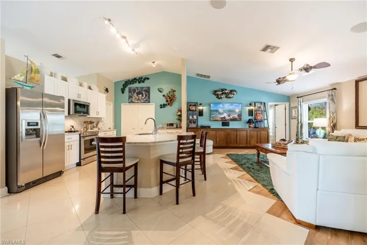 Large island for casual meals & gatherings