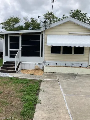 View of manufactured / mobile home