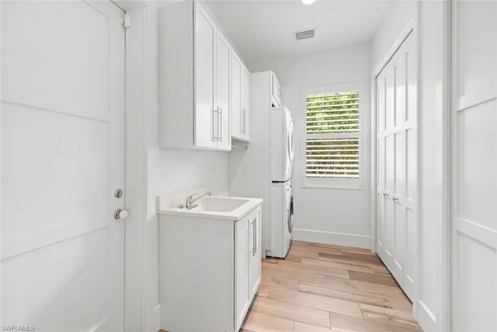 1287  10th N AVE, Naples, FL 34102