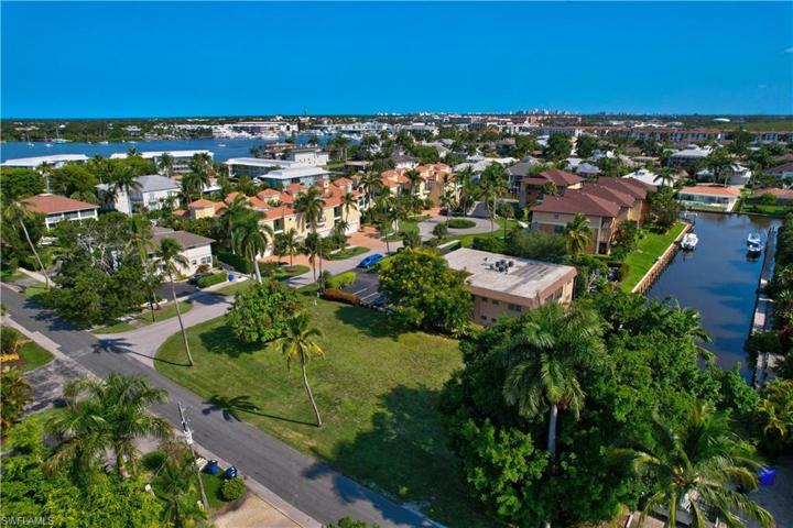 1493  Blue Point  AVE, NAPLES, FL 34102