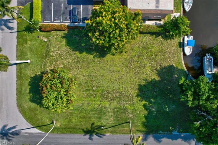 1493  Blue Point  AVE, NAPLES, FL 34102