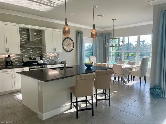 Soo Sunny kitchen and Dining!