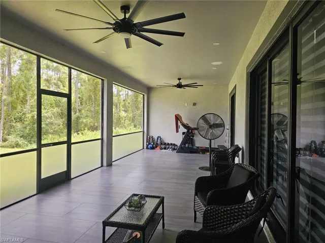 Sunroom / solarium with ceiling fan