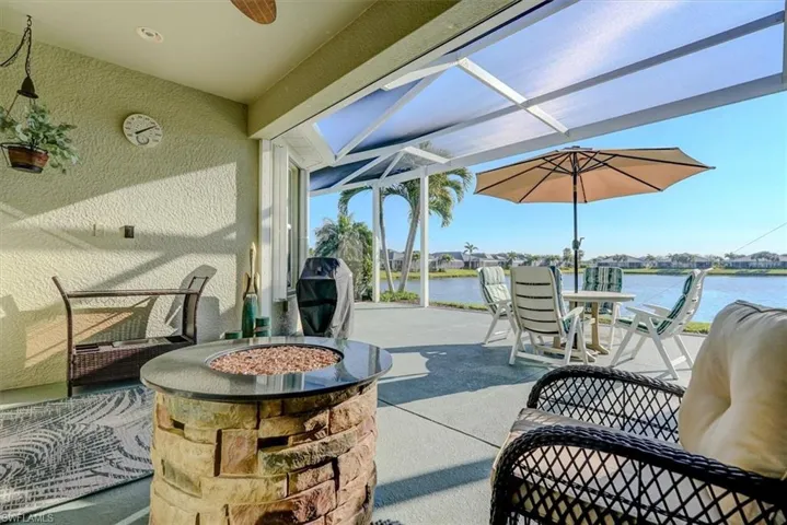 Huge expansive lanai overlooking lake