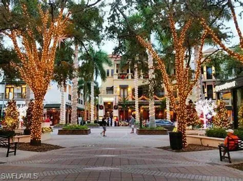 Evenings with all the magical lights at Restaurants, Shops, Ice Cream Parlors and the ever alluring charm of Naples!