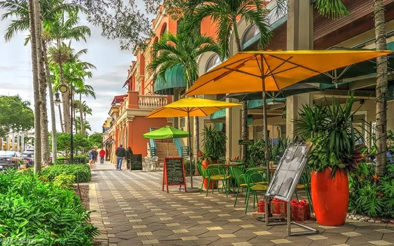 Stoll the world famous 5th Avenue, just 3 short blocks from home!