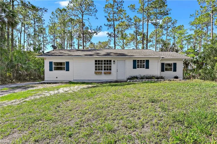 Ranch-style guest home with a front yard