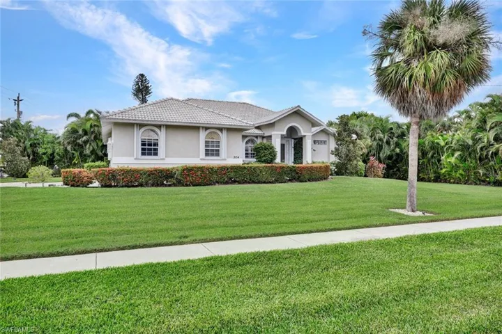 View of front facade featuring a front yard