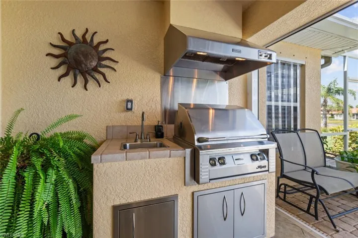 Alfresco gas grill w/exhaust hood