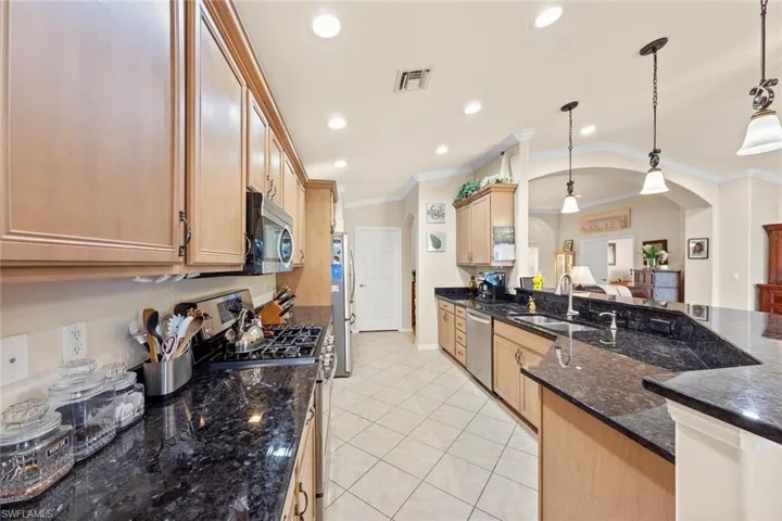 Gourmet kitchen w/natural gas range