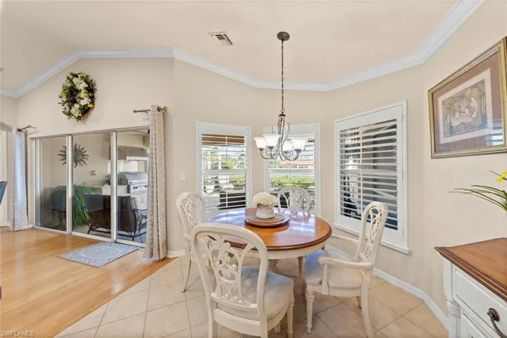 Breakfast nook w/great view of lanai