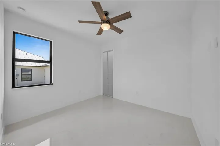 Empty room featuring ceiling fan