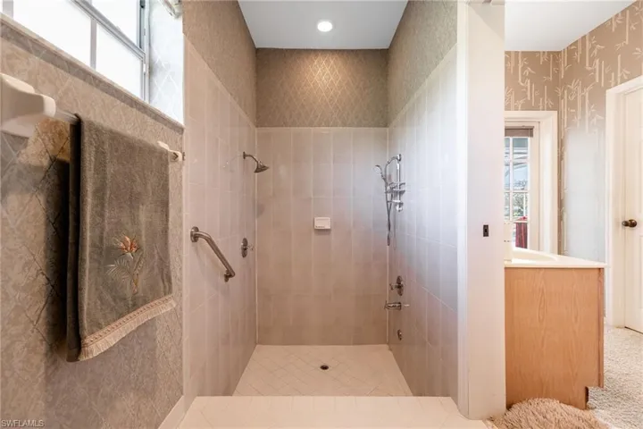 Bathroom with tiled shower, with plenty of space and natural light