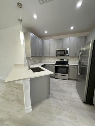 7464  Rockefeller  DR, NAPLES, FL 34119