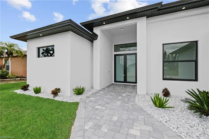 Property entrance with a yard