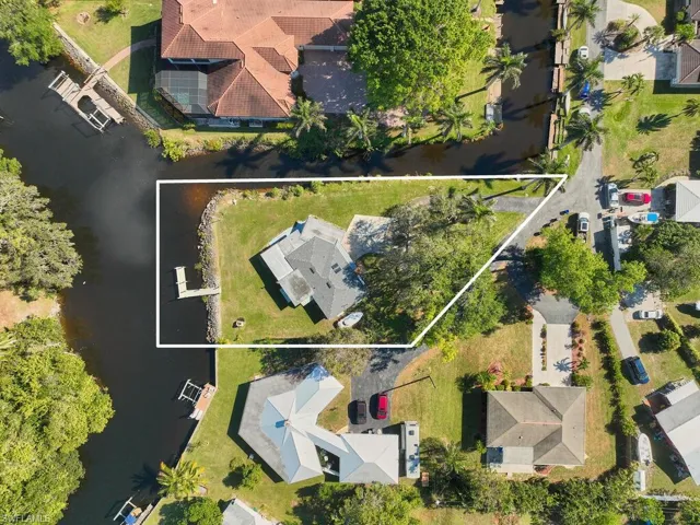 OVER A QUARTER OF AN ACRE OF RIVERFRONT PROPERTY!