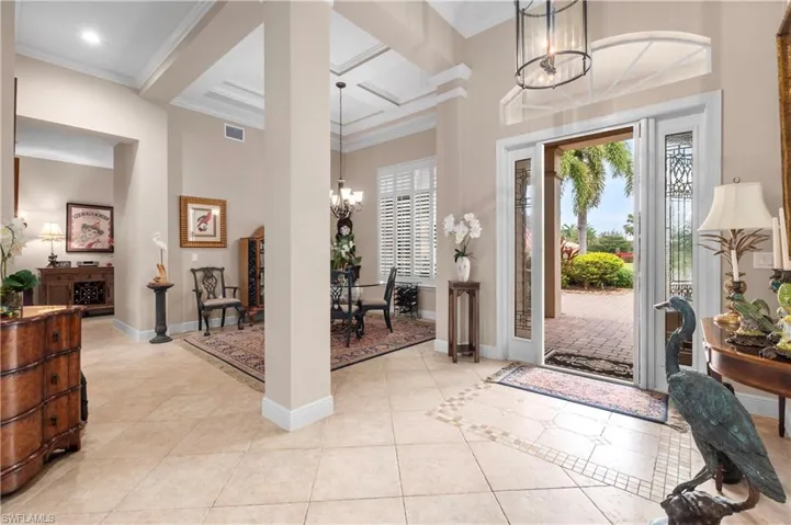 WIDE OPEN FOYER