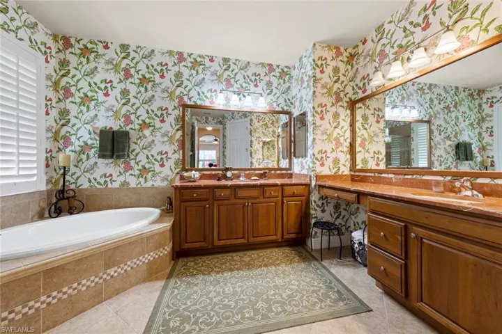 Master bath w/dual vanities