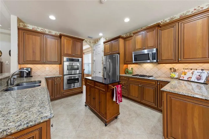Kitchen w/ample counter space, cabinets