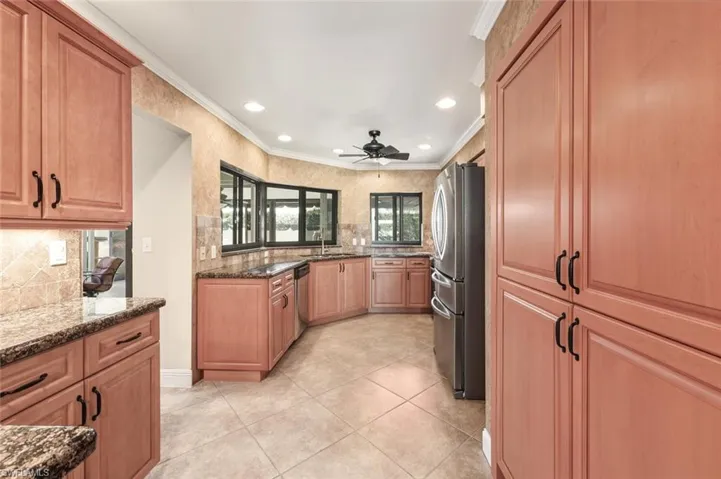 738  Reef Point  CIR, Naples, FL 34108