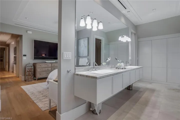 32 6th St S, Naples, Florida 34102