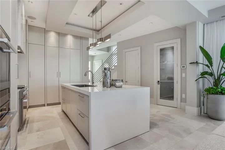 32 6th St S, Naples, Florida 34102