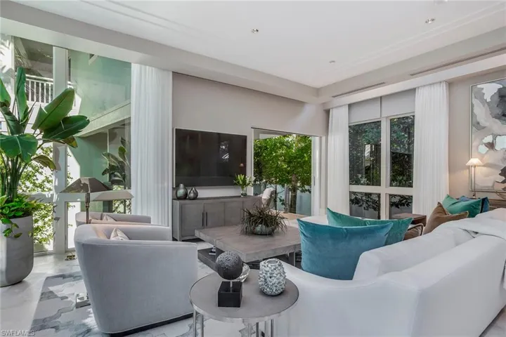 32 6th St S, Naples, Florida 34102
