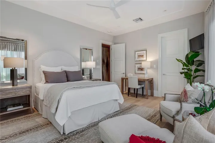 32 6th St S, Naples, Florida 34102