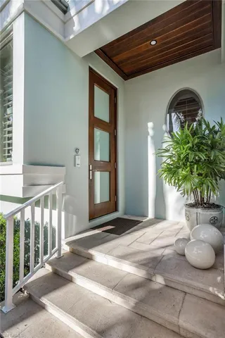 32 6th St S, Naples, Florida 34102