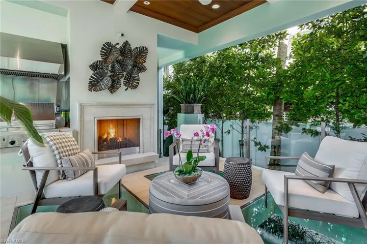 32 6th St S, Naples, Florida 34102