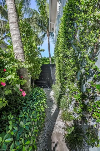 32 6th St S, Naples, Florida 34102