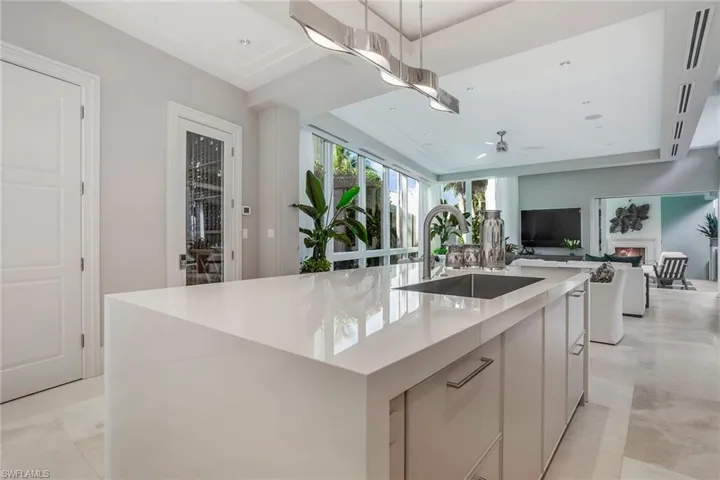 32 6th St S, Naples, Florida 34102
