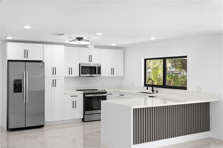 Kitchen Breakfast Bar with Waterfall Counter
