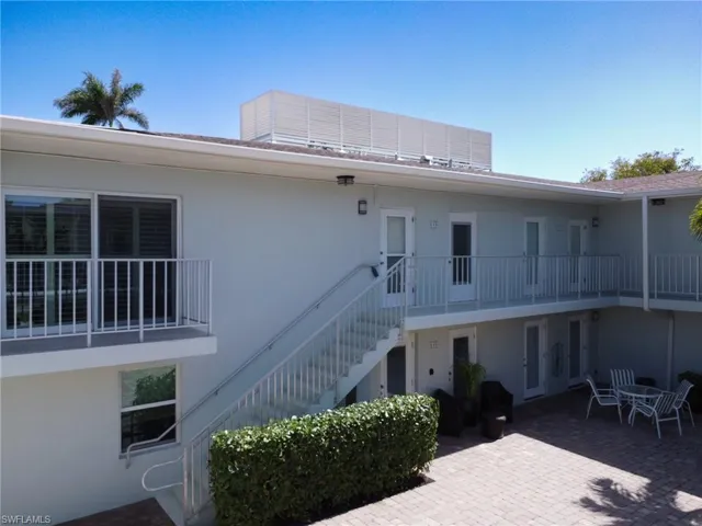 618  12th S AVE, Naples, FL 34102