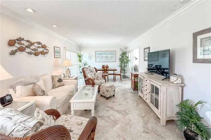 618  12th S AVE, Naples, FL 34102
