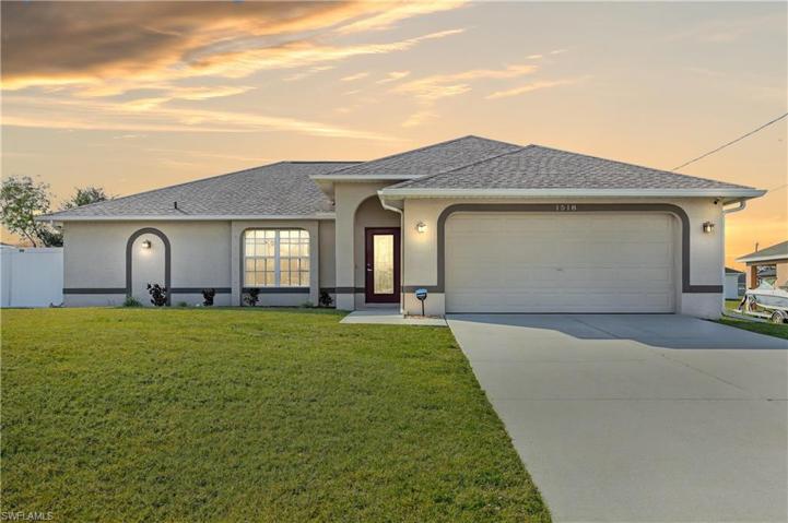 view of the front with double car garage