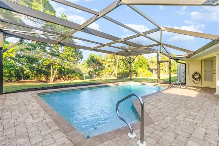 'Picture Window' Screen in Pool Cage!