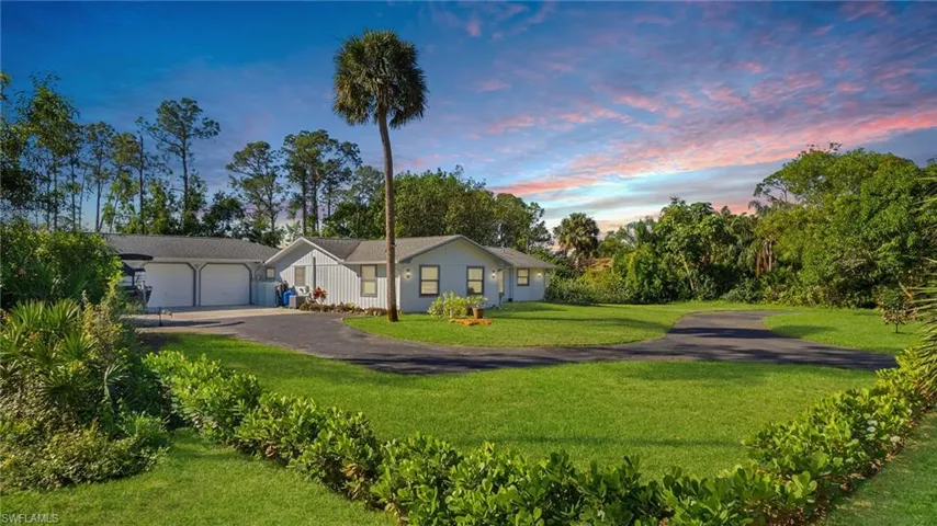 5533  Wendy  LN, Naples, FL 34112