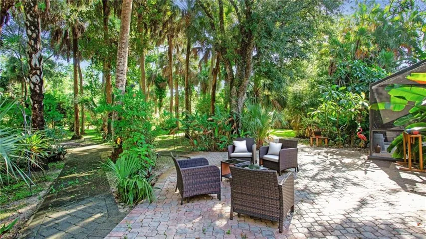 View of patio / terrace featuring an outdoor living space
