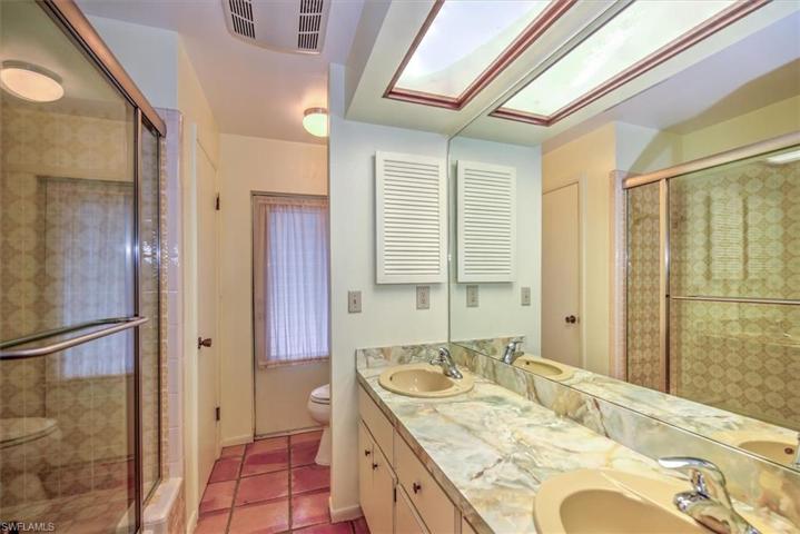 Guest Bath w/Door to Patio/Pool