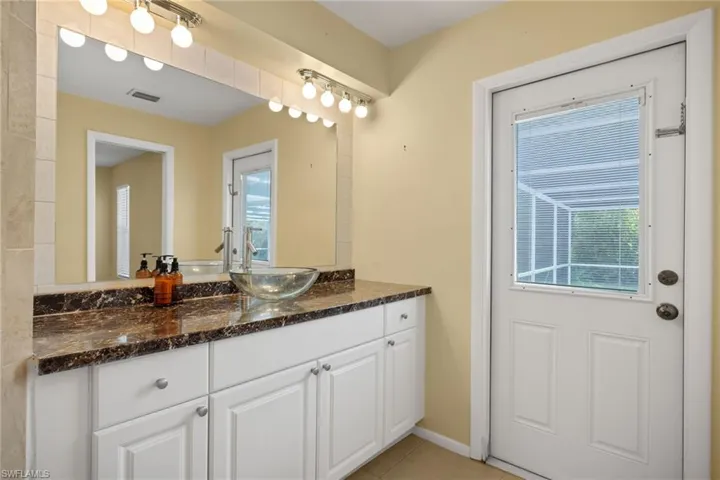 Main bathroom with lanai access